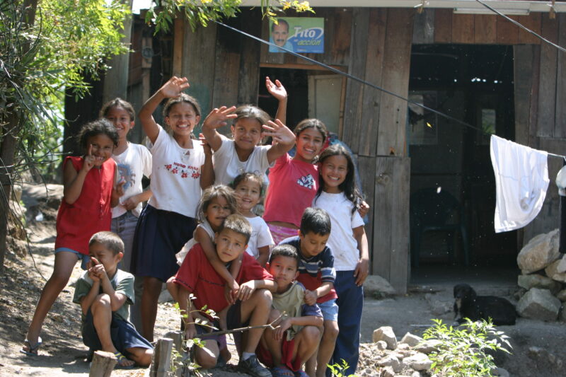 Children in Honduras — Group of children growing up in a poor neighborhood, wave for the Camera in Honduras — Honduras, children, poverty, poor, happy