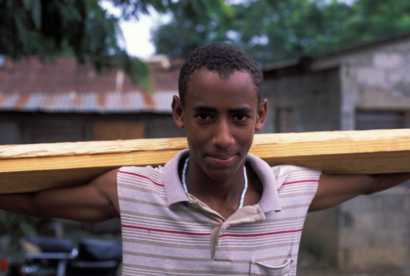 Boy with Wood in the Dominican Republic — Stock image of a young man working carying wood. — Dominican Republic, boy, man, men, boys