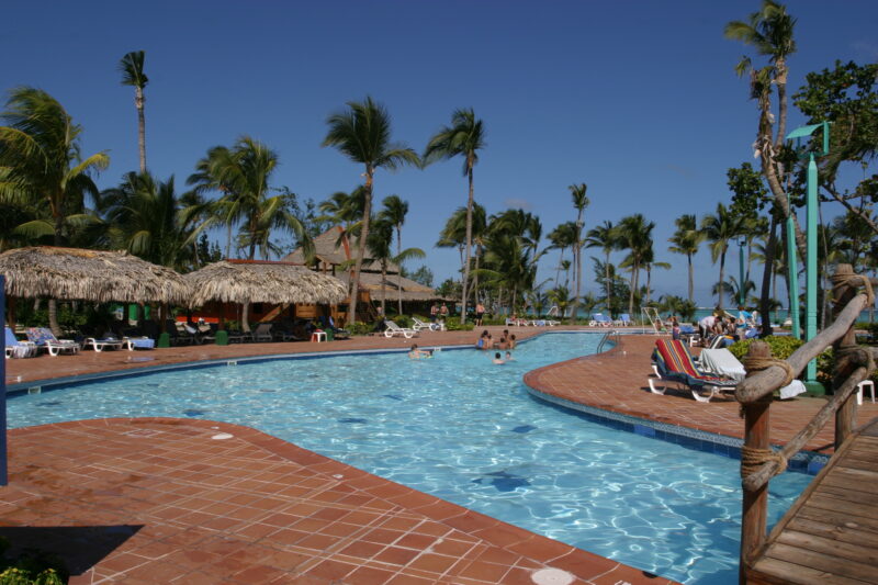 Resort Swimming Pool — Inviting swiming pools of the beautiful resorts along the beaches of Bavaro, Dominican Republic — Dominican Republic, Caribbean, Punta...