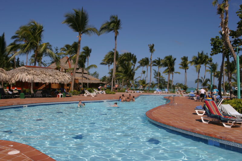 Resort Swimming Pool — Inviting swiming pools of the beautiful resorts along the beaches of Bavaro, Dominican Republic — Dominican Republic, Caribbean, Punta...