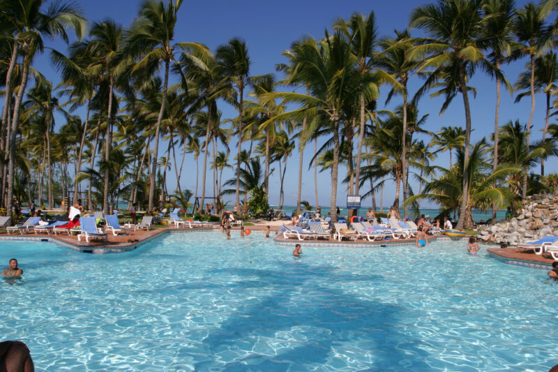 Resort Swimming Pool — Inviting swiming pools of the beautiful resorts along the beaches of Bavaro, Dominican Republic — Dominican Republic, Bavaro, Punta Ca...
