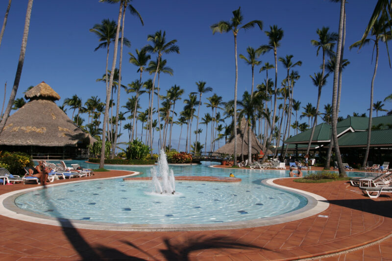 Resort Swimming Pool — Inviting swiming pools of the beautiful resorts along the beaches of Bavaro, Dominican Republic — Dominican Republic, Caribbean, Punta...