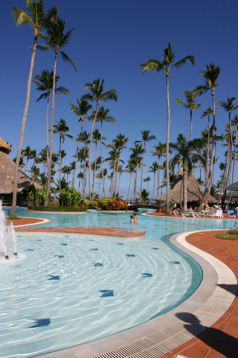 Resort Swimming Pool — Inviting swiming pools of the beautiful resorts along the beaches of Bavaro, Dominican Republic — Dominican Republic, Caribbean, Punta...