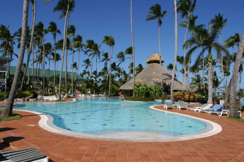 Resort Swimming Pool — Inviting swiming pools of the beautiful resorts along the beaches of Bavaro, Dominican Republic — Dominican Republic, Caribbean, Punta...