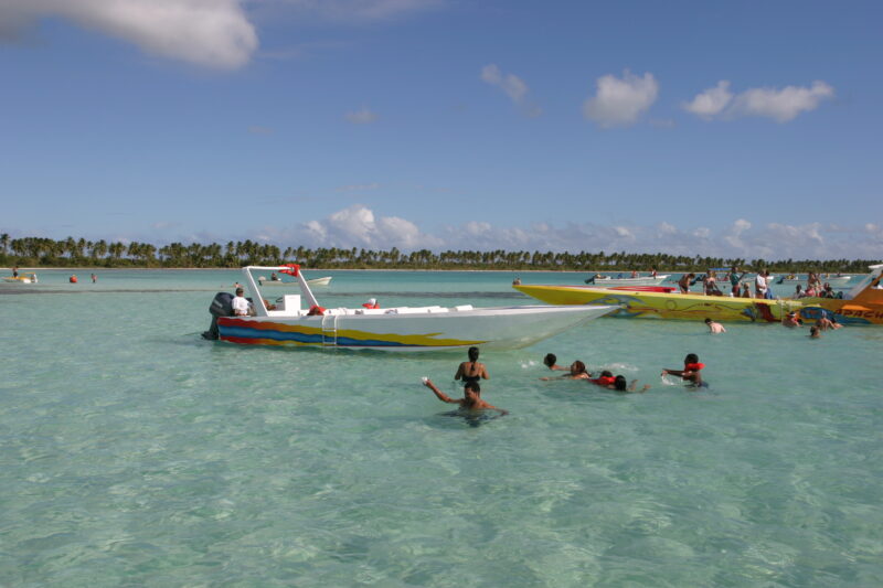 Natural Swimming Pool in the Dominican Republic — People Swim in the shallow waters off the shores of Saona Island in the Domincan Republic — Dominican Repub...
