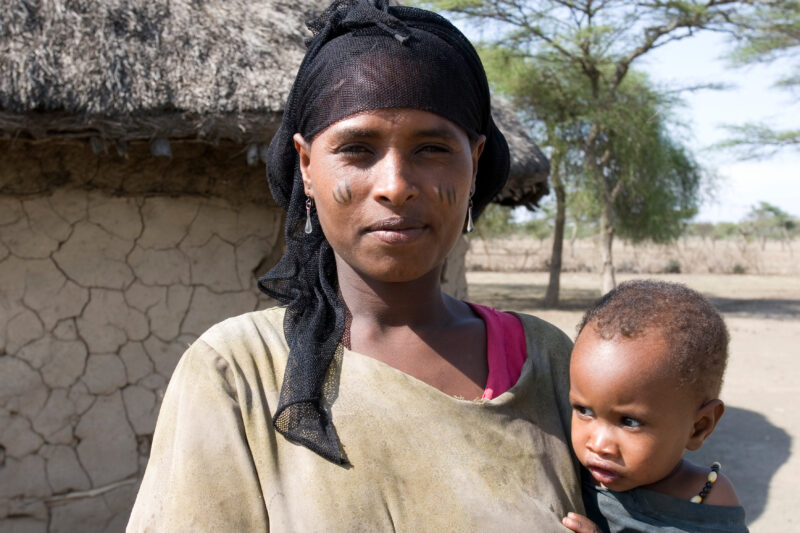 Mother and Baby in Ethiopia — Stock Images of typical round mud huts of rural Ethiopia — Ethiopia, Africa, African, Africans, Ethiopian