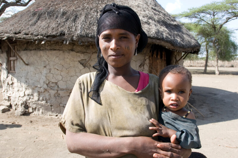 Mother and Baby in Ethiopia — Stock Images of typical round mud huts of rural Ethiopia — Ethiopia, Africa, African, Africans, Ethiopian