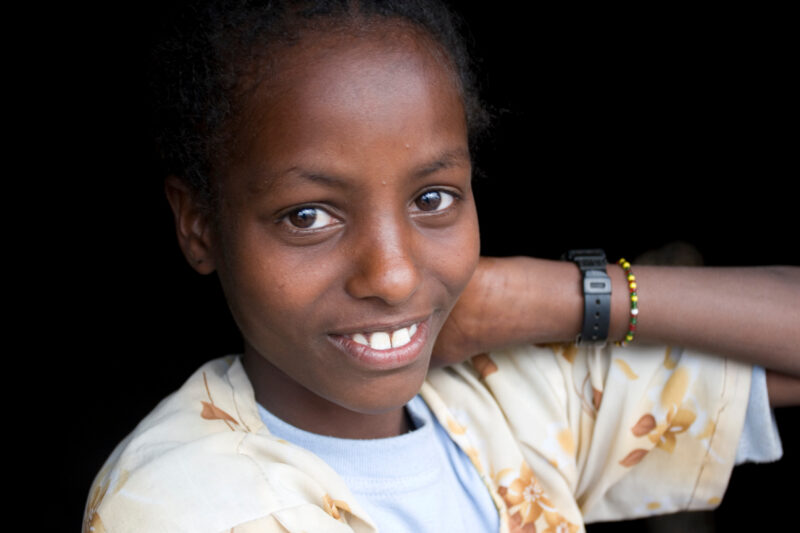 Girl in Ethiopia — Stock Image of a girl in the doorway of her home in Rural Ethiopia — Ethiopia, Africa, African, Africans, Ethiopian