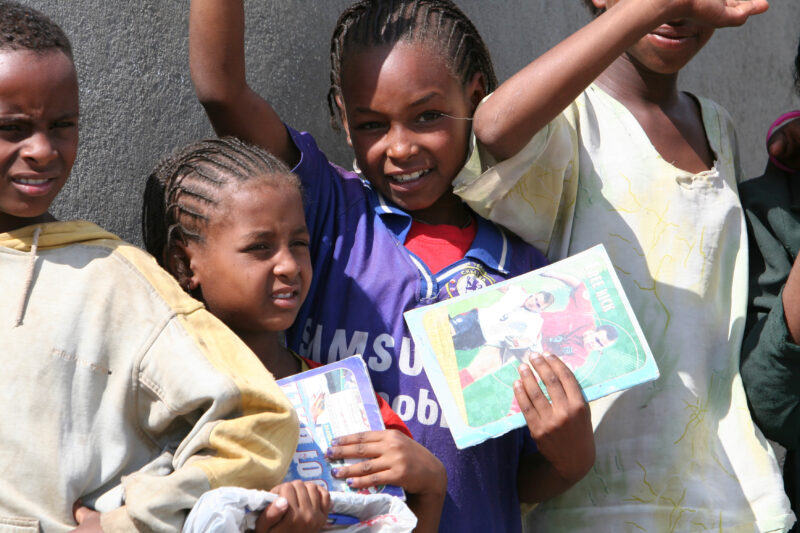 Children in Ethiopia — Stock Image of Children as the line up for classes at their school in Ethiopia — Ethiopia, Africa, African, Africans, Ethiopian