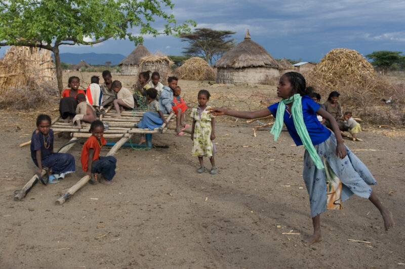 Playing games in Africa — Children playing games in rural Ethiopia — Ethiopia, Africa, African, Africans, Ethiopian