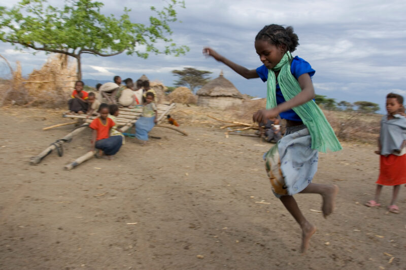 Playing games in Africa — Children playing games in rural Ethiopia — Ethiopia, Africa, African, Africans, Ethiopian