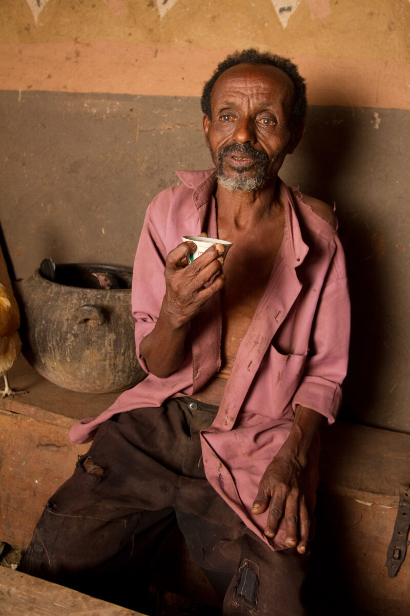 Farmer in Ethiopia Sips Coffee — Stock image of a farmer taking a coffee break at his home in rural Ethiopia, Africa — Ethiopia, Africa, African, Africans, E...