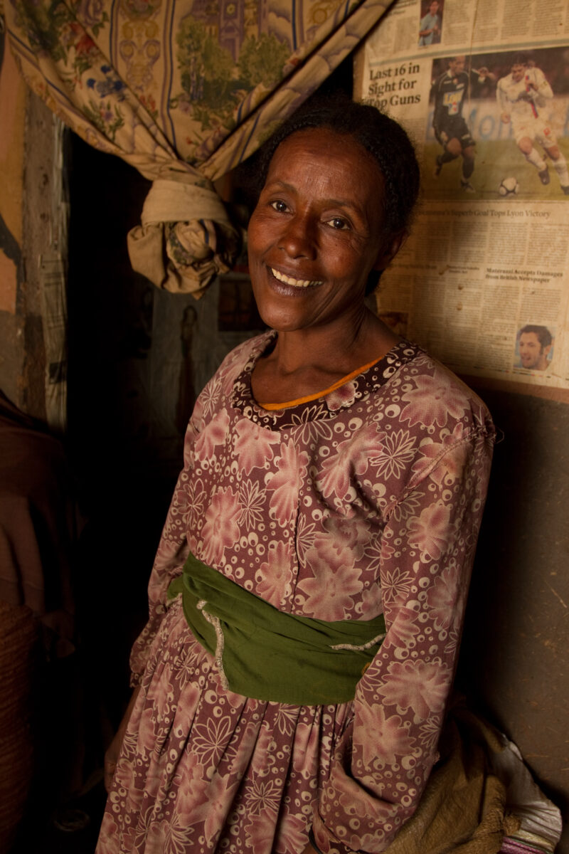 Woman in Ethiopia — Stock Image of a woman in her home in Rural Ethiopia — Ethiopia, Africa, African, Africans, Ethiopian
