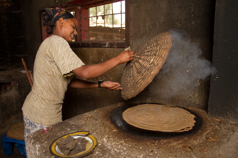 Making Engera in Ethiopia — Woman makes Engera, a sour dough pancake-like bread - a staple food at every meal in Ethiopia. — Ethiopia, Africa, African, Afric...