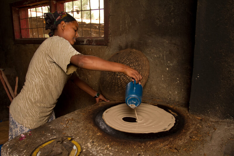Making Engera in Ethiopia — Woman makes Engera, a sour dough pancake-like bread - a staple food at every meal in Ethiopia. — Ethiopia, Africa, African, Afric...
