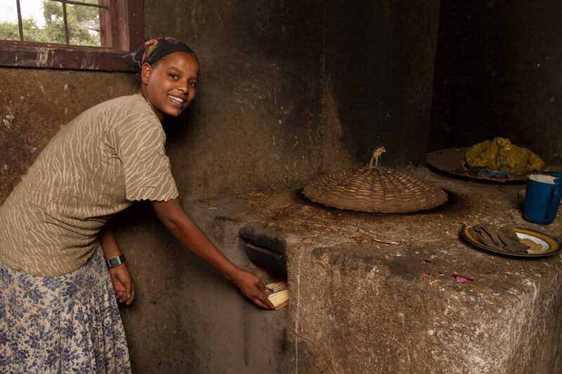 Making Engera in Ethiopia — Woman makes Engera, a sour dough pancake-like bread - a staple food at every meal in Ethiopia. — Ethiopia, Africa, African, Afric...