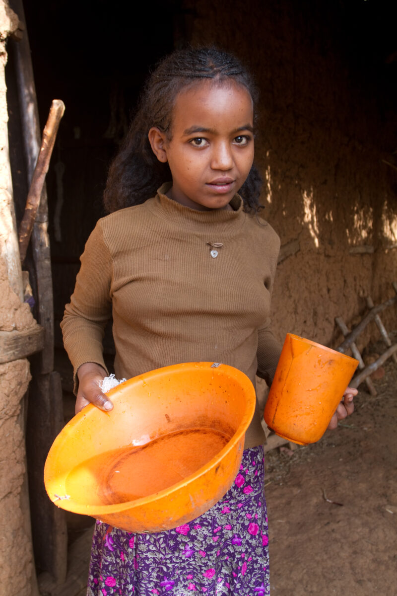 Girl Ready to Wash Up — Stock Image of girl with basin and cup ready to wash up for school. — Ethiopia, Africa, African, Africans, Ethiopian