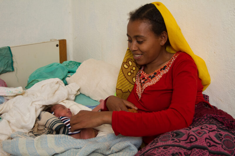 Woman with Baby in Hospital in Ethiopia — Stock shots of Gimbii Adventist Hospital in Ethiopia, Africa — Ethiopia, Africa, African, Africans, Ethiopian