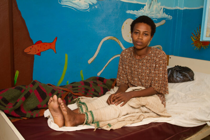 Girl in Hospital in Ethiopia — Stock shots of Gimbii Adventist Hospital in Ethiopia, Africa — Ethiopia, Africa, African, Africans, Ethiopian