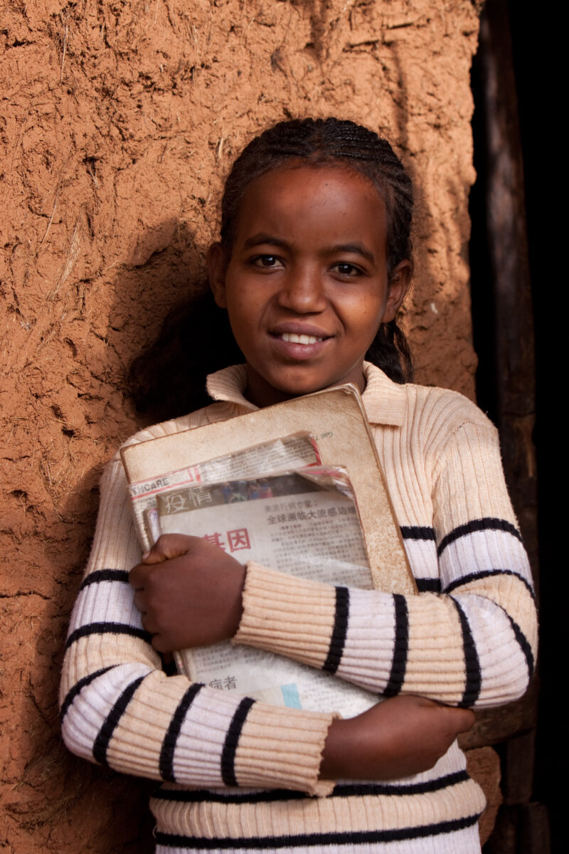 Ready for School in Ethiopia — Young girl in Ethiopia stands by her home with her school books, ready to go to school — Ethiopia, Africa, African, Africans, ...