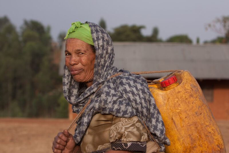 Woman in Ethiopia — Woman returns home with water from the spring in rural Ethiopia — Ethiopia, Africa, African, Africans, Ethiopian
