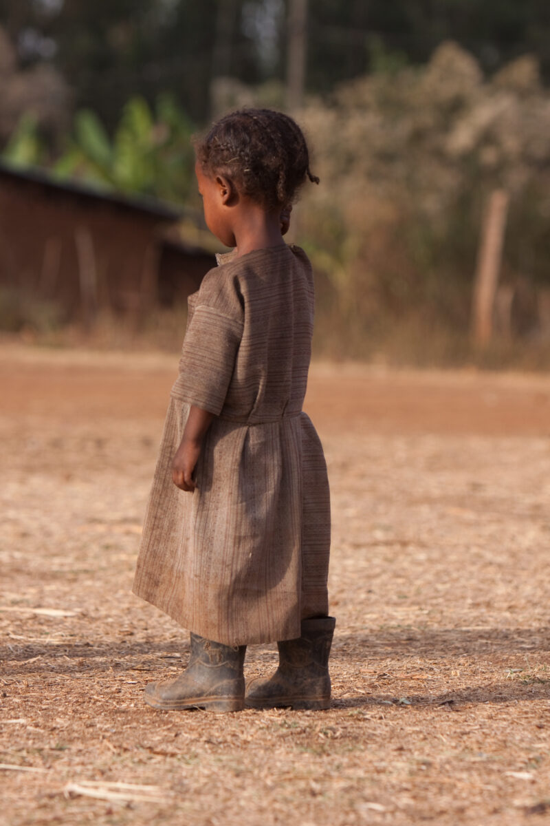 Girl in Ethiopia — Stock Image of a girl in poverty in rural Ethiopia — Ethiopia, Africa, African, Africans, Ethiopian