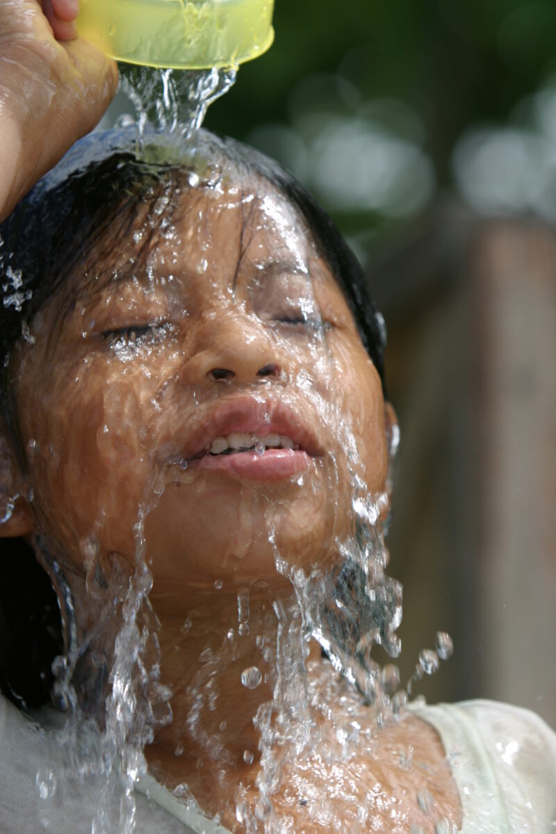 Amerindian Girl in Peru — Amerindian girls of the Shipibo group, living in the jungles of Peru, along the Ucayali River. — Peru, Poverty, Shipibo Indians, Uc...