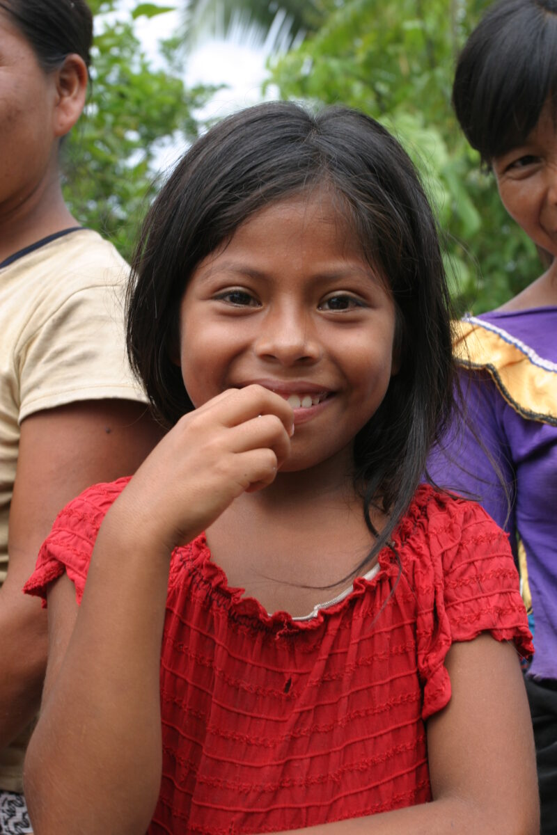 Amerindian Girl in Peru — Amerindian girls of the Shipibo group, living in the jungles of Peru, along the Ucayali River. — Peru, Poverty, Shipibo Indians, Uc...