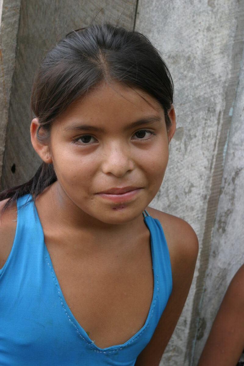 Amerindian Girl in Peru — Amerindian girls of the Shipibo group, living in the jungles of Peru, along the Ucayali River. — Peru, Poverty, Shipibo Indians, Uc...