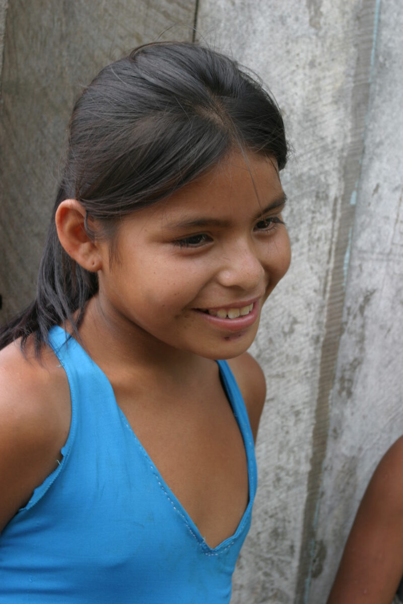 Amerindian Girl in Peru — Amerindian girls of the Shipibo group, living in the jungles of Peru, along the Ucayali River. — Peru, Poverty, Shipibo Indians, Uc...
