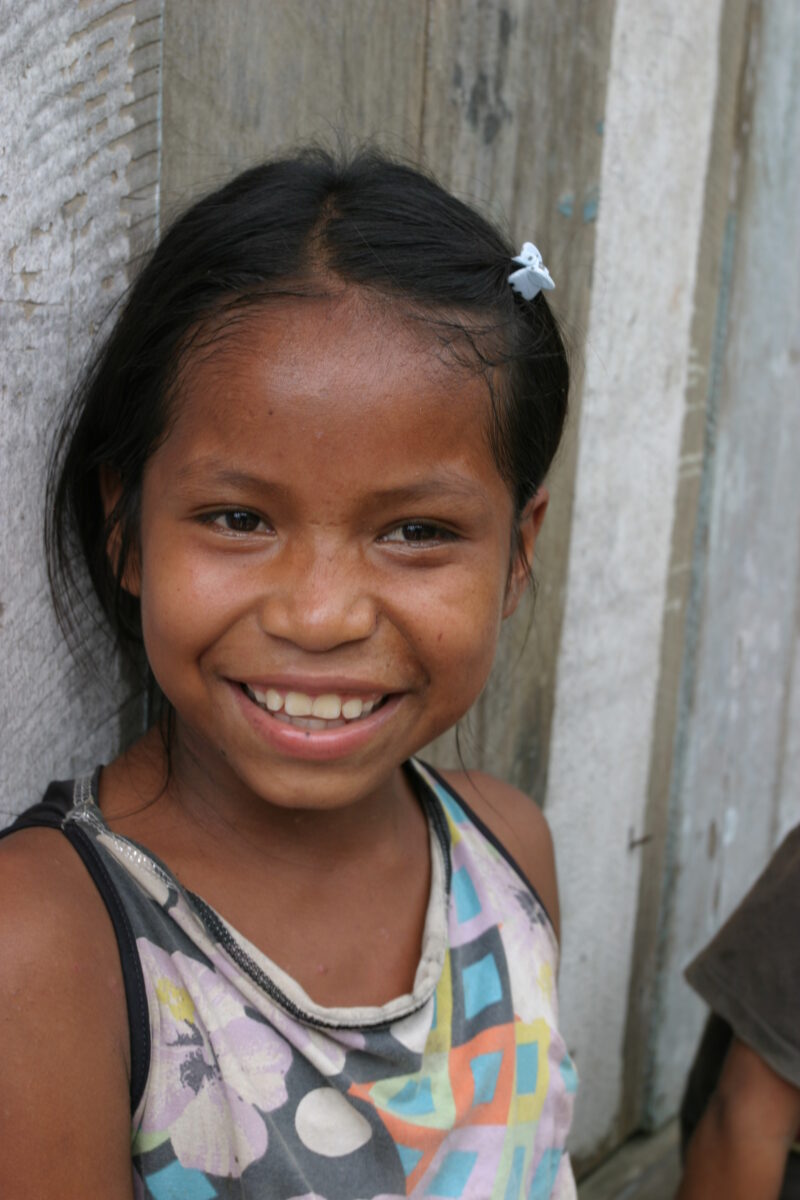 Amerindian Girl in Peru — Amerindian girls of the Shipibo group, living in the jungles of Peru, along the Ucayali River. — Peru, Poverty, Shipibo Indians, Uc...