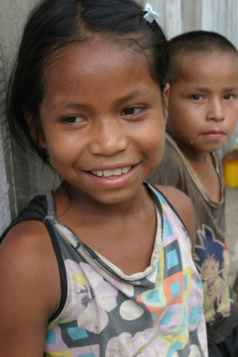 Amerindian Girl in Peru — Amerindian girls of the Shipibo group, living in the jungles of Peru, along the Ucayali River. — Peru, Poverty, Shipibo Indians, Uc...