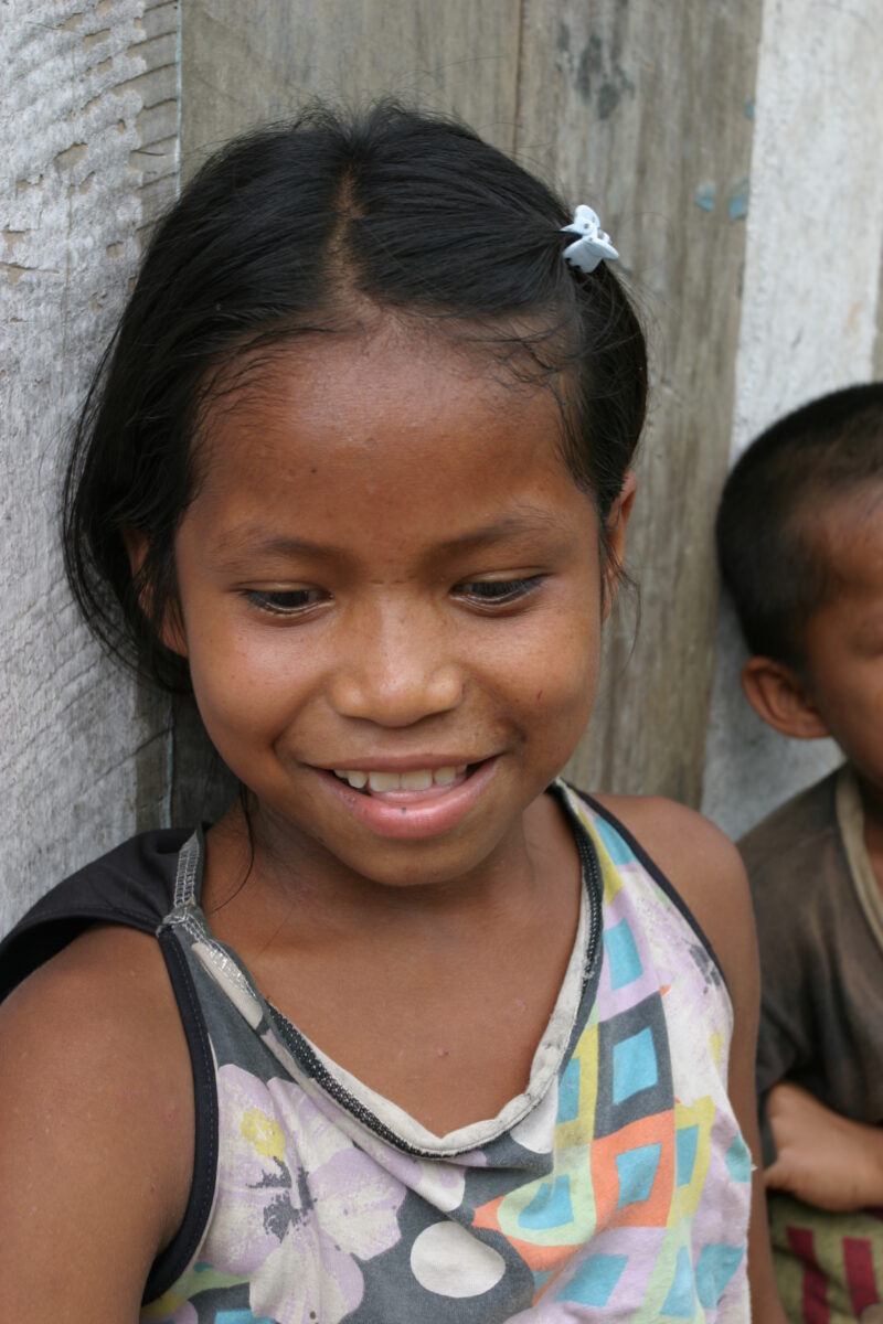 Amerindian Girl in Peru — Amerindian girls of the Shipibo group, living in the jungles of Peru, along the Ucayali River. — Peru, Poverty, Shipibo Indians, Uc...
