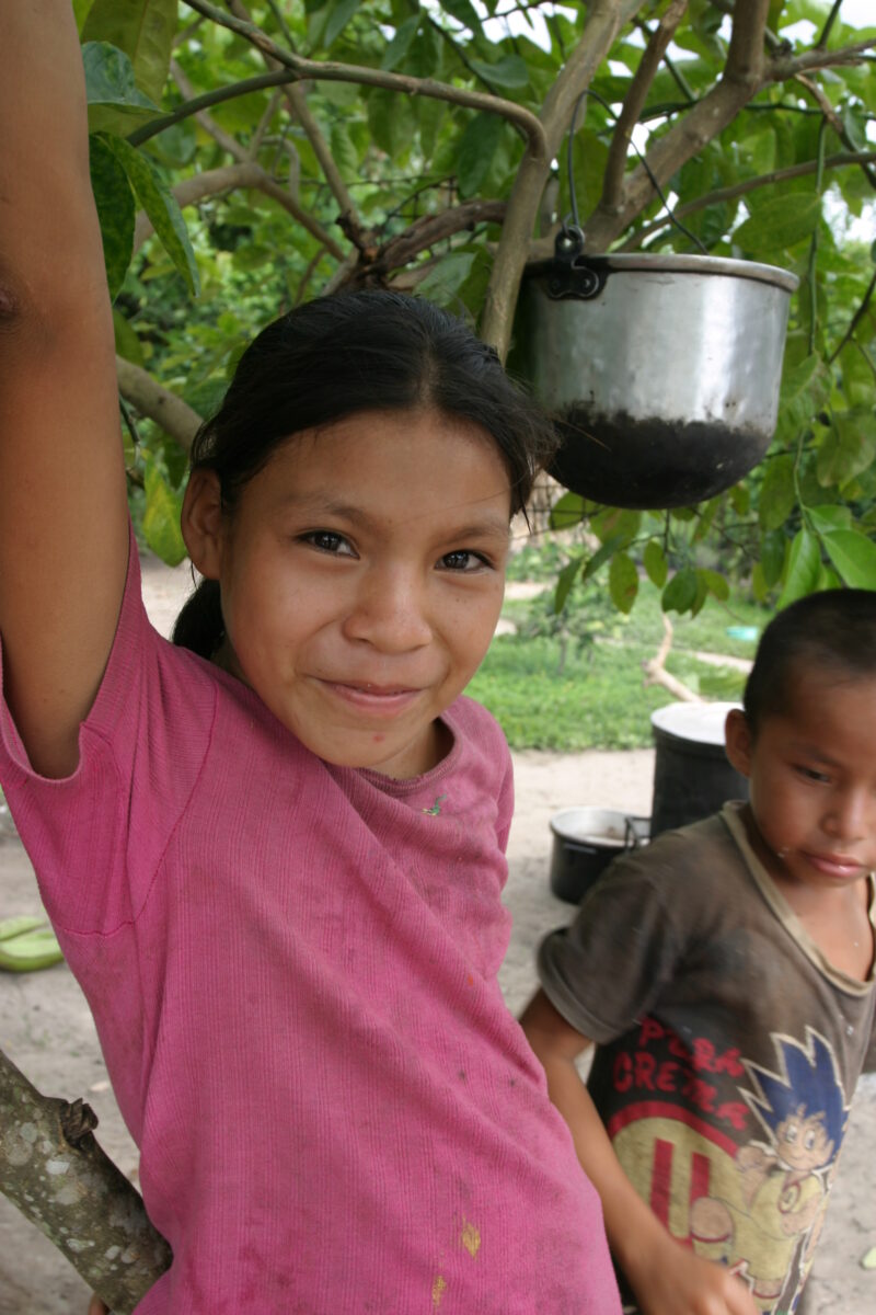 Amerindian Girl in Peru — Amerindian girls of the Shipibo group, living in the jungles of Peru, along the Ucayali River. — Peru, Poverty, Shipibo Indians, Uc...