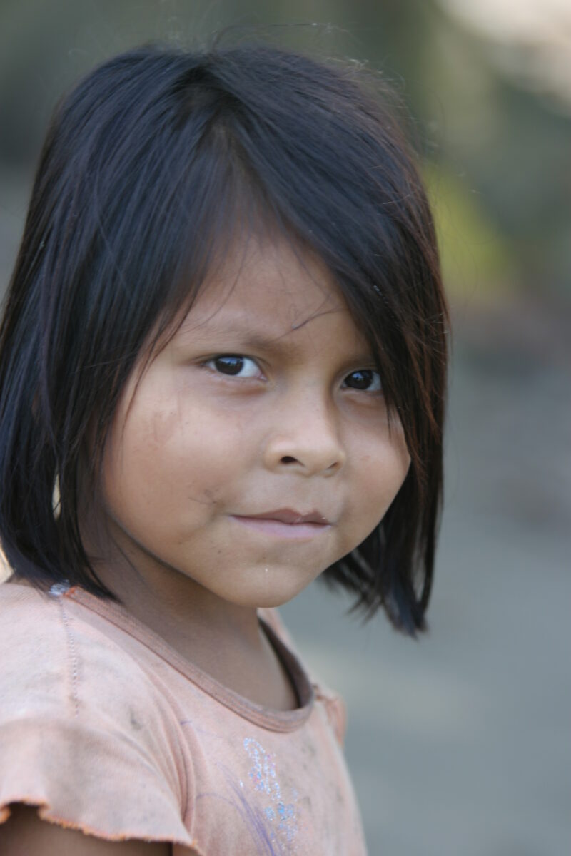 Amerindian Girl in Peru — Amerindian girls of the Shipibo group, living in the jungles of Peru, along the Ucayali River. — Peru, Poverty, Shipibo Indians, Uc...