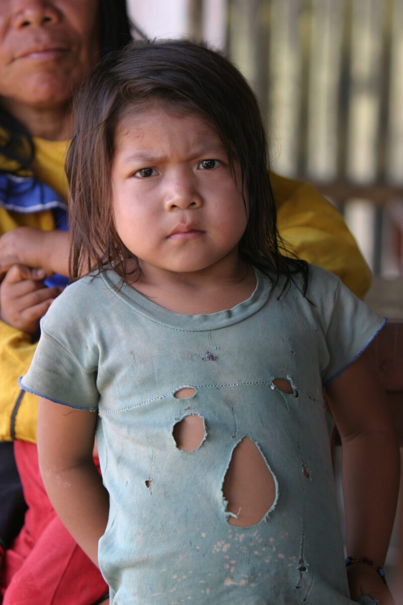 Amerindian Girl in Peru — Amerindian girls of the Shipibo group, living in the jungles of Peru, along the Ucayali River. — Peru, Poverty, Shipibo Indians, Uc...