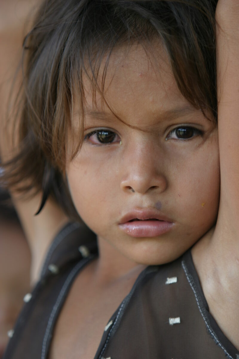Amerindian Girl in Peru — Amerindian girls of the Shipibo group, living in the jungles of Peru, along the Ucayali River. — Peru, Poverty, Shipibo Indians, Uc...