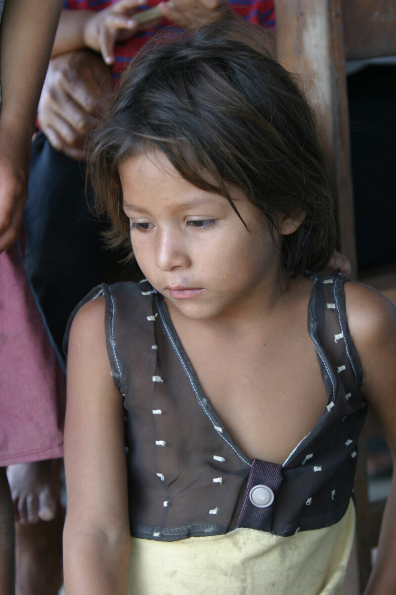 Amerindian Girl in Peru — Amerindian girls of the Shipibo group, living in the jungles of Peru, along the Ucayali River. — Peru, Poverty, Shipibo Indians, Uc...