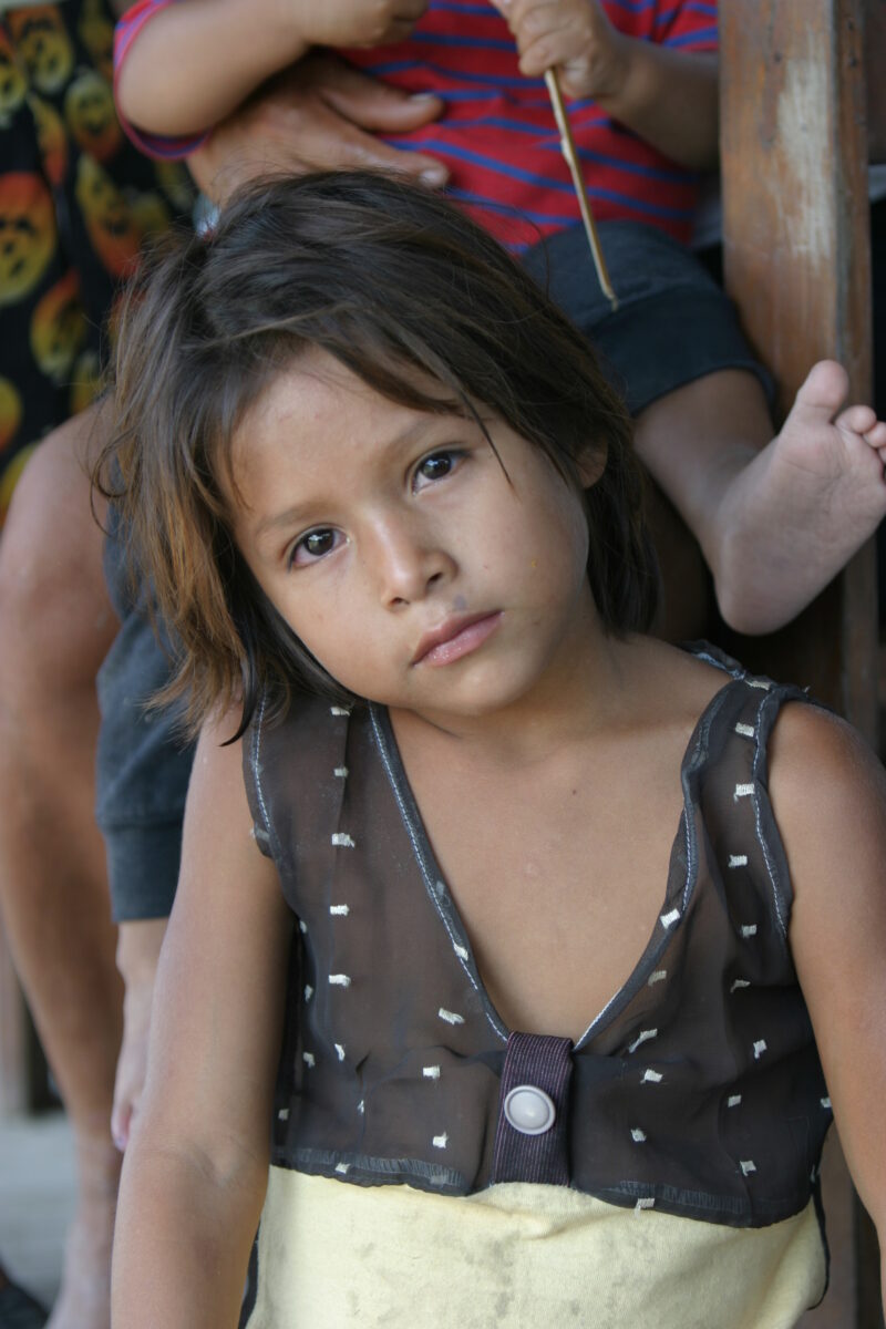 Amerindian Girl in Peru — Amerindian girls of the Shipibo group, living in the jungles of Peru, along the Ucayali River. — Peru, Poverty, Shipibo Indians, Uc...