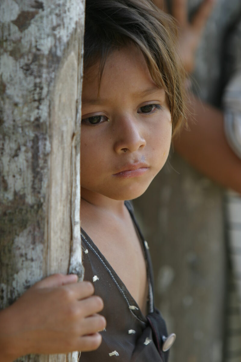 Amerindian Girl in Peru — Amerindian girls of the Shipibo group, living in the jungles of Peru, along the Ucayali River. — Peru, Poverty, Shipibo Indians, Uc...