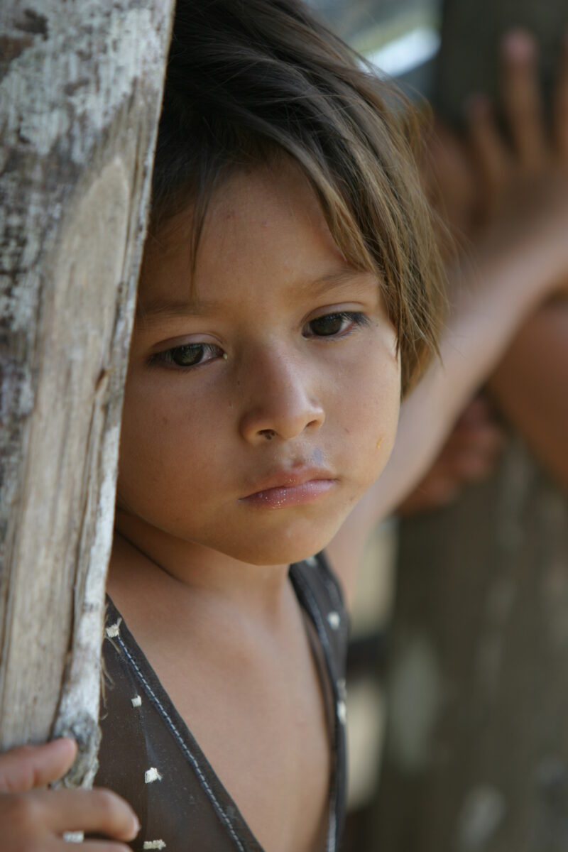 Amerindian Girl in Peru — Amerindian girls of the Shipibo group, living in the jungles of Peru, along the Ucayali River. — Peru, Poverty, Shipibo Indians, Uc...
