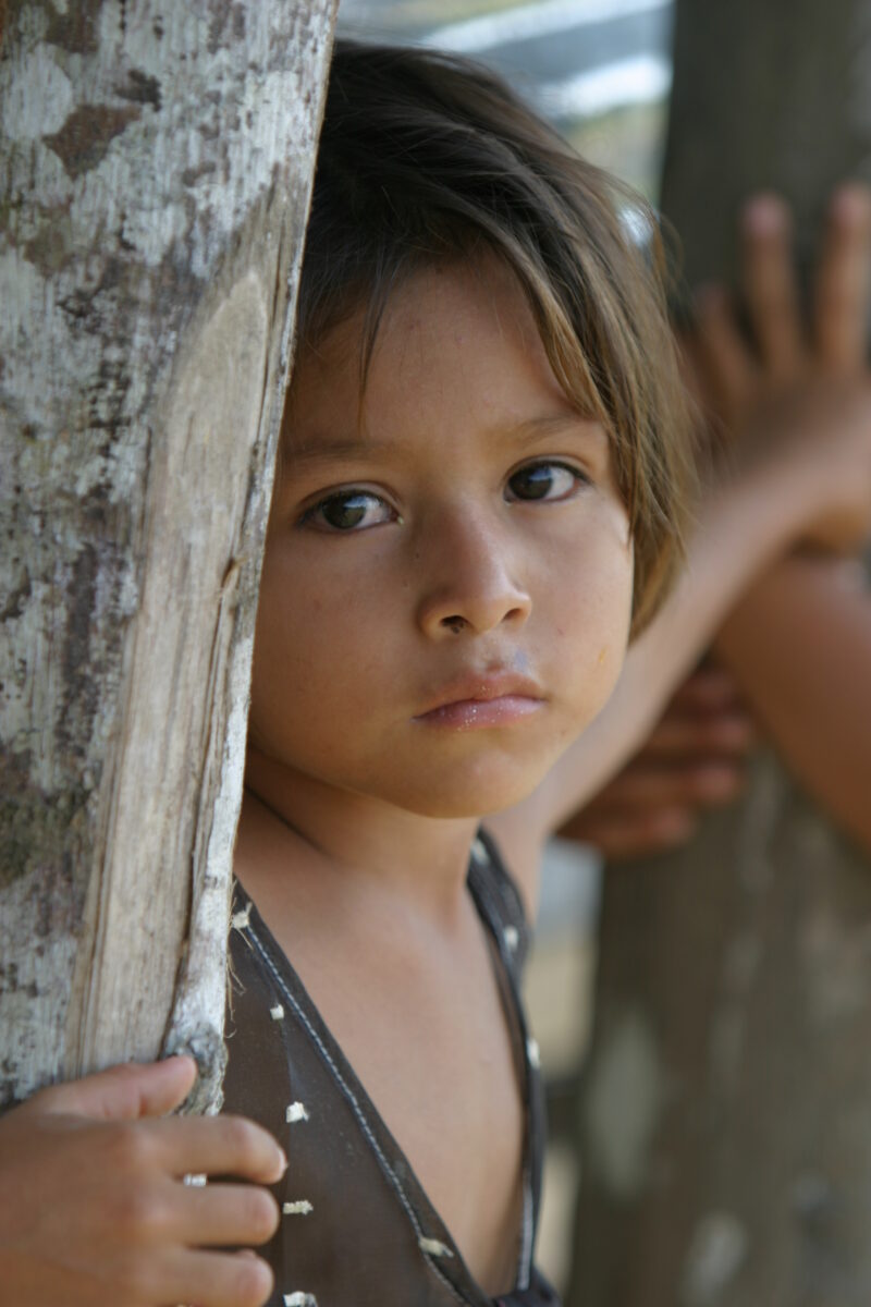 Amerindian Girl in Peru — Amerindian girls of the Shipibo group, living in the jungles of Peru, along the Ucayali River. — Peru, Poverty, Shipibo Indians, Uc...