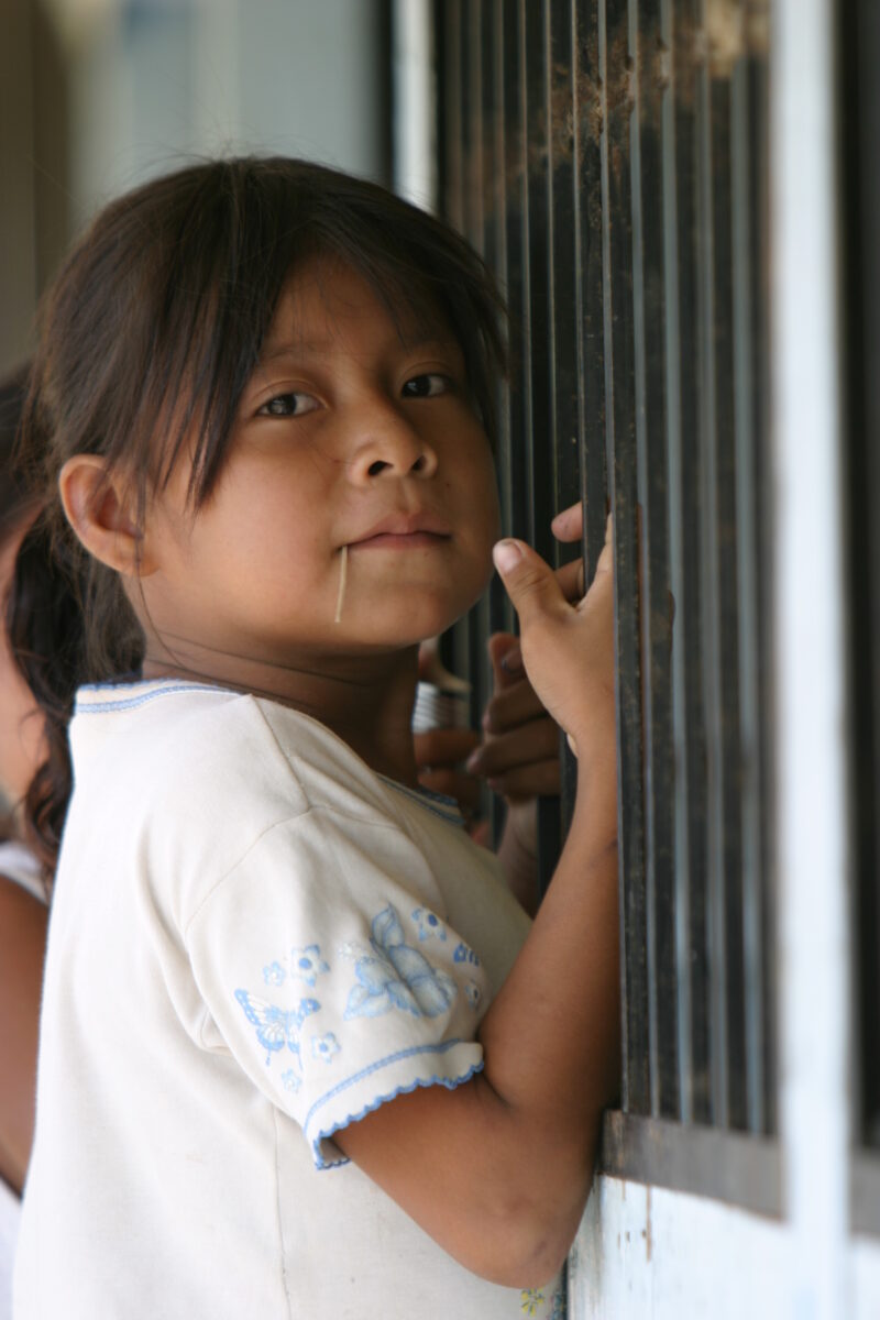 Amerindian Girl in Peru — Amerindian girls of the Shipibo group, living in the jungles of Peru, along the Ucayali River. — Peru, Poverty, Shipibo Indians, Uc...