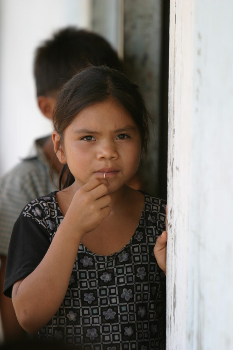 Amerindian Girl in Peru — Amerindian girls of the Shipibo group, living in the jungles of Peru, along the Ucayali River. — Peru, Poverty, Shipibo Indians, Uc...