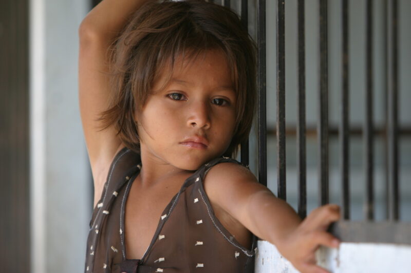 Amerindian Girl in Peru — Amerindian girls of the Shipibo group, living in the jungles of Peru, along the Ucayali River. — Peru, Poverty, Shipibo Indians, Uc...