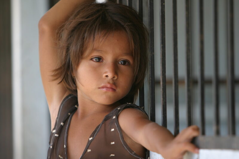 Amerindian Girl in Peru — Amerindian girls of the Shipibo group, living in the jungles of Peru, along the Ucayali River. — Peru, Poverty, Shipibo Indians, Uc...