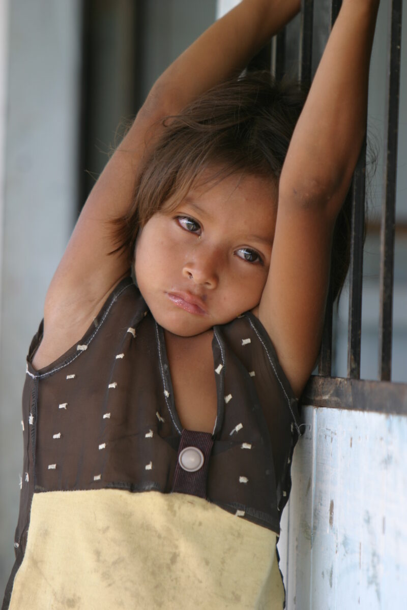 Amerindian Girl in Peru — Amerindian girls of the Shipibo group, living in the jungles of Peru, along the Ucayali River. — Peru, Poverty, Shipibo Indians, Uc...