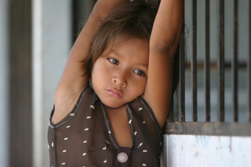 Amerindian Girl in Peru — Amerindian girls of the Shipibo group, living in the jungles of Peru, along the Ucayali River. — Peru, Poverty, Shipibo Indians, Uc...