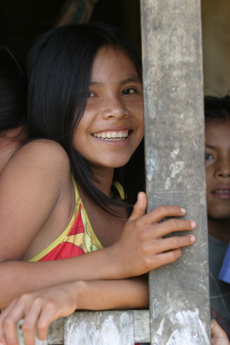 Amerindian Girl in Peru — Amerindian girls of the Shipibo group, living in the jungles of Peru, along the Ucayali River. — Peru, Poverty, Shipibo Indians, Uc...