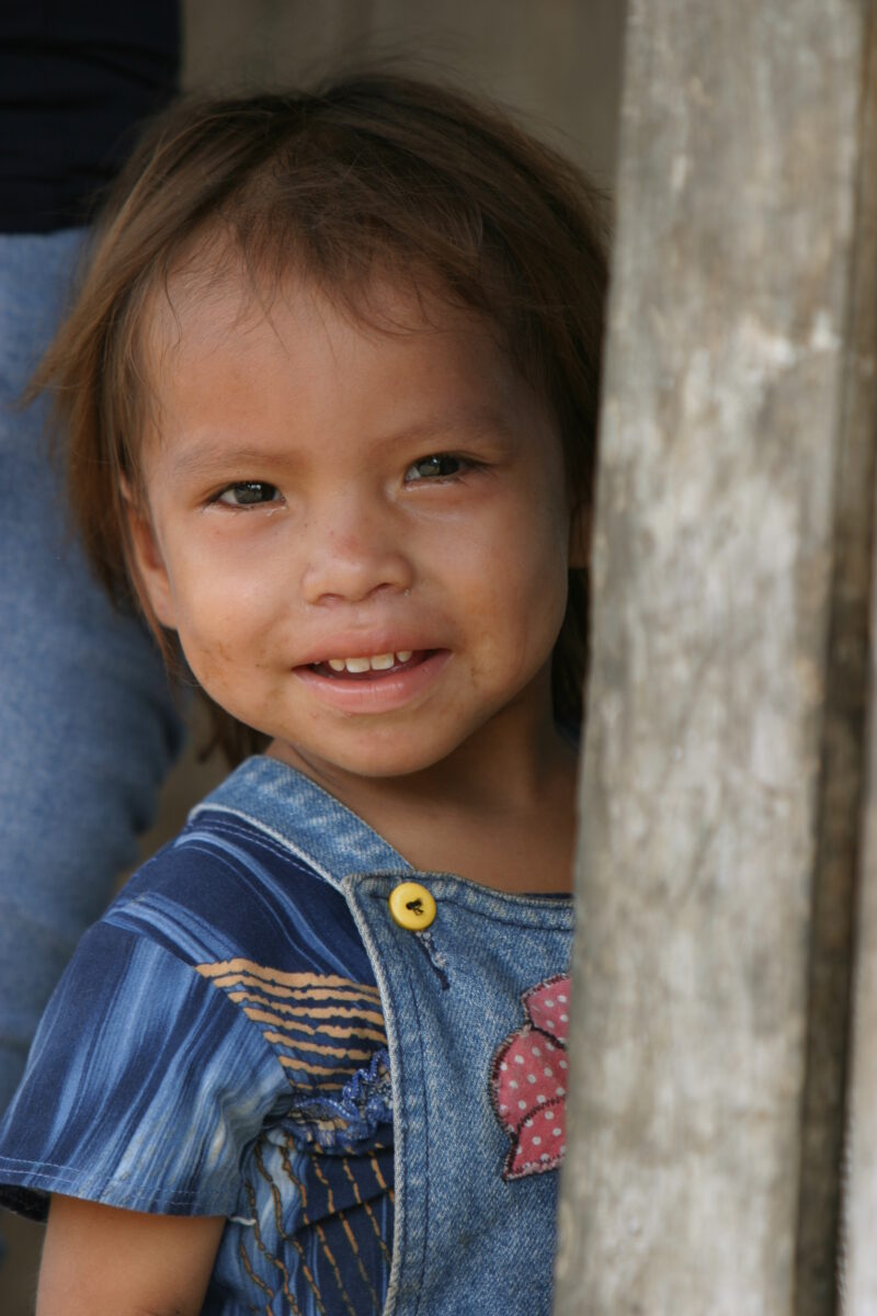 Amerindian Girl in Peru — Amerindian girls of the Shipibo group, living in the jungles of Peru, along the Ucayali River. — Peru, Poverty, Shipibo Indians, Uc...